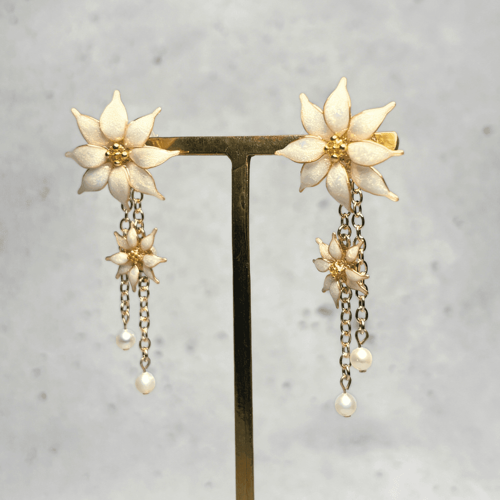 【ポインセチア】2wayイヤリング/アイボリー/クリスマス/ニッケルフリー/金属アレルギー対応/冬の新作/受注生産1枚目の画像